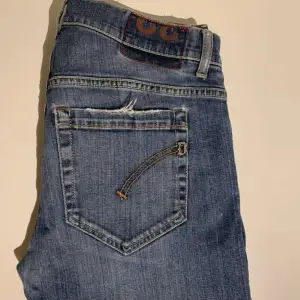 Strl 32 snygga jeans från Dondup i bra skick, i modell george, hör av er vid frågor samt övriga funderingar.