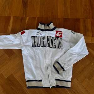 Kappa Valgardena Zip - En vintage Kappa valgardena i jätte fin kavlité. Säljes för en billig peng! Dm för frågor!✅🔥