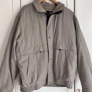 Jacka  - Nu säljer jag denna fluffiga din jacka , används några gånger, det är lite smuts vid kragen vilken jag inte tror är så svårt att få bort, inne i jackan finns det 3 fickor  hör av dig om du har frågor 