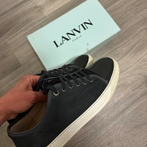 Lanvins  - Hej säljer nu mina gråa Lanvins pga av att dom är för stora för mig.  De är storlek 42 men passar 43. Nästan som nya dom är använda ca 1 månad vid vissa tillfällen. Cond 9/10 