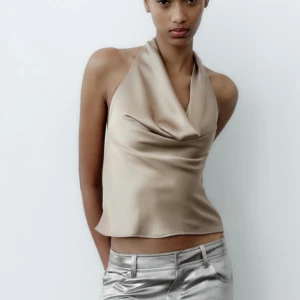 Beige siden topp öppen rygg - Säljer denna helt nya i storlek xs från zara som är slut såld i denna storlek. Med bar rygg i siden. Nypris är 329. Har den i vit också