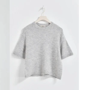 Stickad t-shirt - Säljer denna populära Grå stickad t-shirt från Ginatricot. Prislappen finns kvar☺️💕