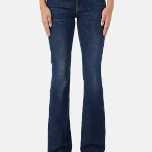 Diesel bootcut jeans i färgen dark blue.❤️ Köpte de på zalando och dom är i jättebra skick. Om ni vill ha egna bilder kom priv, nypris 1595kr. 25x34 är storleken