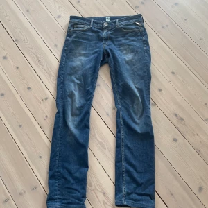 Replay jeans  - Replay jeans i skick 7/10! Storlek 30/34 men passar mer som 30/32. Hör gärna av dig vid fler frågor😁