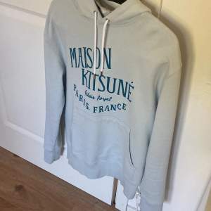 Tja, säljer denna hoodie ifrån Maison kitsune som är i nyskick! Tröjan har inga defekter och denna köptes för 2799kr i london därför kommer jag att släppa den för 1799kr! Skriv om frågor och funderingar!