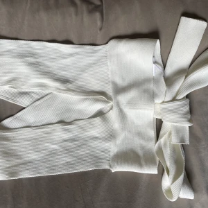 Knyt topp  - Knyt topp från Gina, man knyter i ryggen, svårt att visa på bild. Aldrig använd utan endast testad!