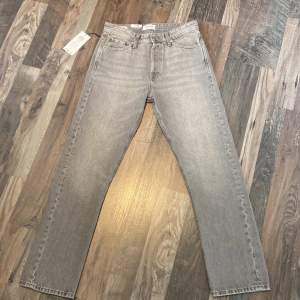 Jack & Jones jeans som är helt ny med prislapp! Skick 10/10, nypris 550. Mitt pris 199🔥🔥
