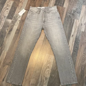 Jack & Jones grå - Jack & Jones jeans som är helt ny med prislapp! Skick 10/10, nypris 550. Mitt pris 199🔥🔥