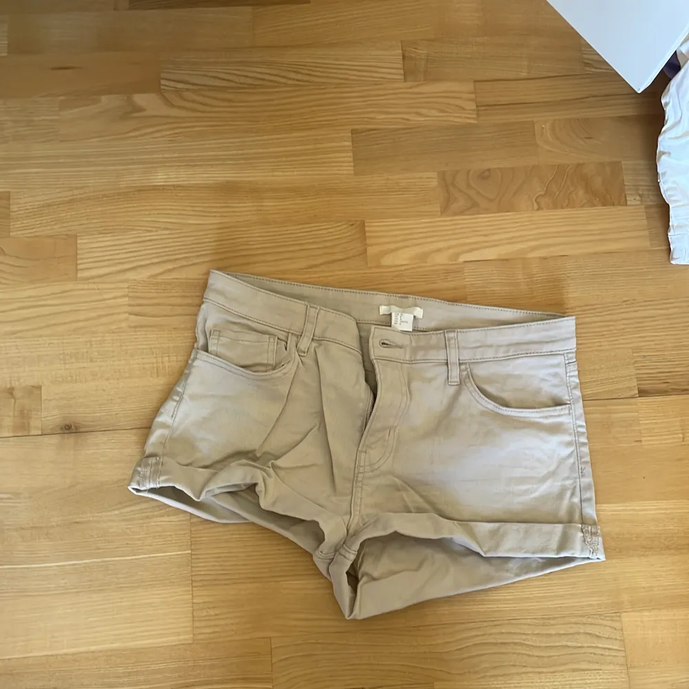Hej säljer dessa shorts då dom var för små i storleken ställ frågor om ni undrar något ❤️. Shorts.