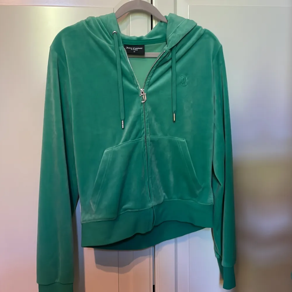 Juicy couture hoodie i grönt i storlek M, nyskick. Hoodies.