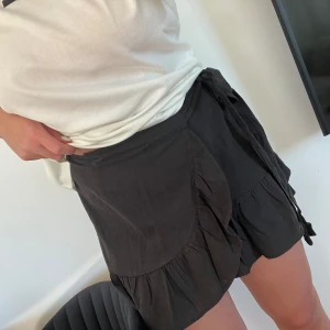 Svart linnekjol - Svart linnekjol från Nelly, strl XS men skulle säga att den är mer som en S-M.🖤