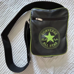 converse väska!! - Converse väska!! Väl använd därav små skador därav priset men fortfarande snygg!! Finns två större fack och ett mindre ytterfack :)