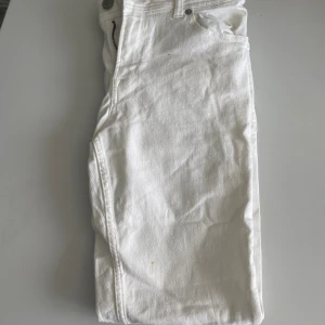Vita jeans - Jättefint skick. Endast använda vid ett tillfälle. 