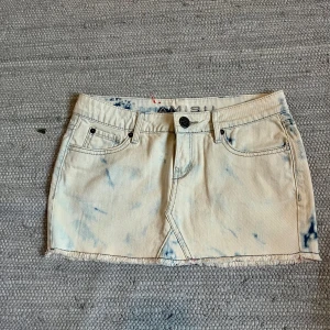 Lågmidjad jeans kjol  - Supercoola lågmidjad jeans kjol med coola detaljer. Midjemått 36 cm rakt över, längd 27 cm. Köp via köp nu ❤️‍🔥