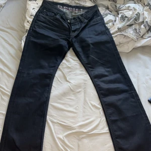 Snygga y2k jeans  - Skit snygga y2k jeans i slätt material som fel köp av mig så säljer igen🙏 dom verkar vara bootcut. Kom pm för fler bilder eller så📸❤️