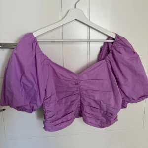 Söt lila topp - Topp till vardags eller fest. Aldrig använd och prislappen sitter kvar💜