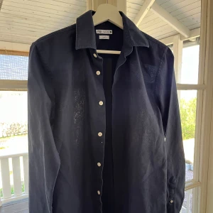 Marin blå Skjorta - En tunn marinblå skjorta från zara.  Använd 3 gånger så nästan helt ny! 