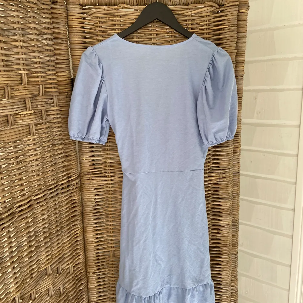 Super härlig blå kort sommar klänning från Gina tricot, strl S. Klänningar.