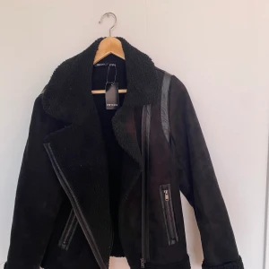 Esmara jacka - Ny jacka, aldrig använd, med tag:) Mycket bra kvalitet, sitter väldigt bra och är alltid i trenden!