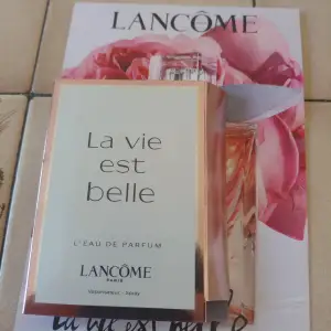Säljer en prov parfym från LANCÔME I LUKTEN la vid est belle. Säljer den för 8kr + frakt! 