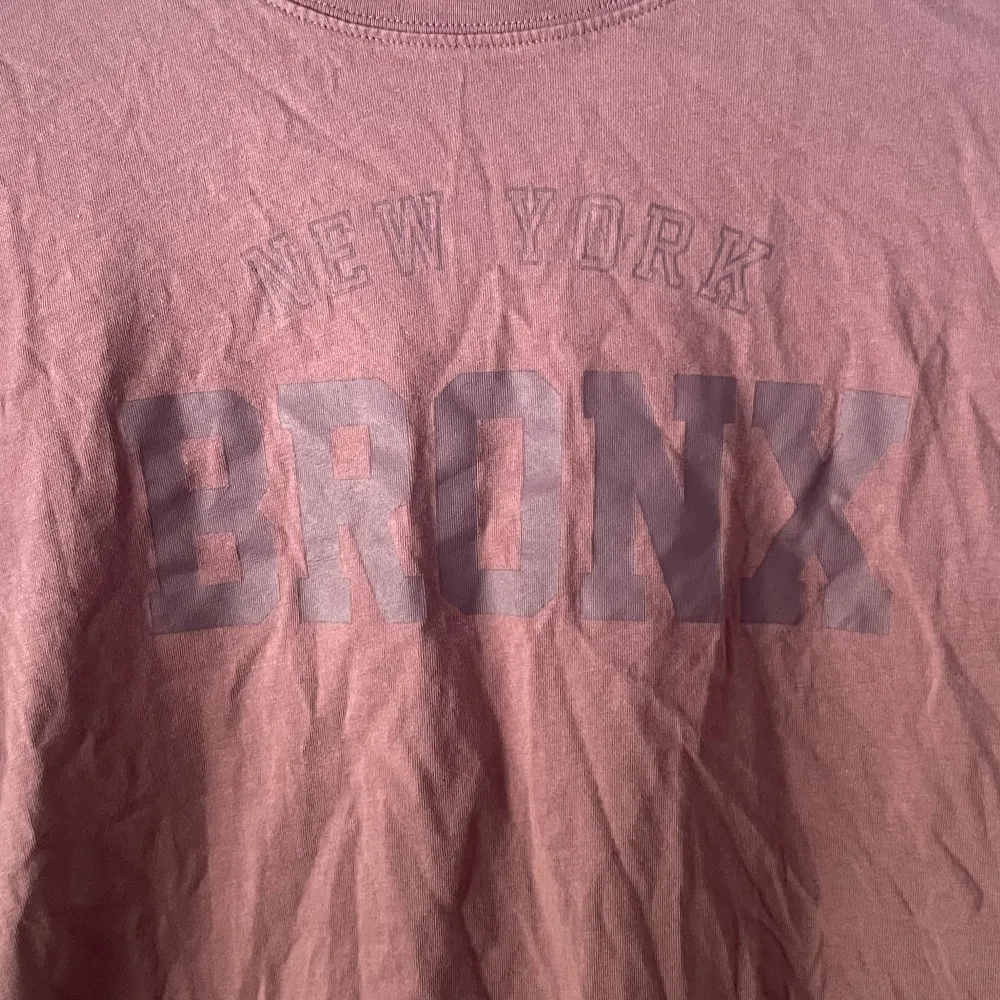 faded box fit tee with NYC BRONX print. T-shirts.