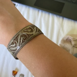 Unikt fint vintage armband  - Köptes för 300kr i en liten vintage butik i skåne! Otroligt fin och unik, rostar inte. ☺️