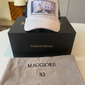 MAGGIORE keps  - En ass snygg keps som inte tillverkas längre helt ny skyddet i är kvar aldrig använd snyggaste modellen allt OG medföljer priset är inte hugget i sten
