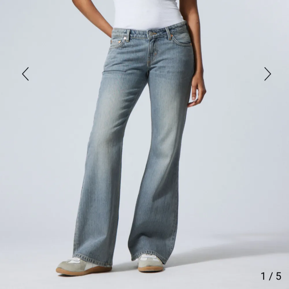 Säljer mina jeans från weekday, knappast använde och bra längd på mig som är 174😊💕storlek W 29 L 34. Jeans & Byxor.