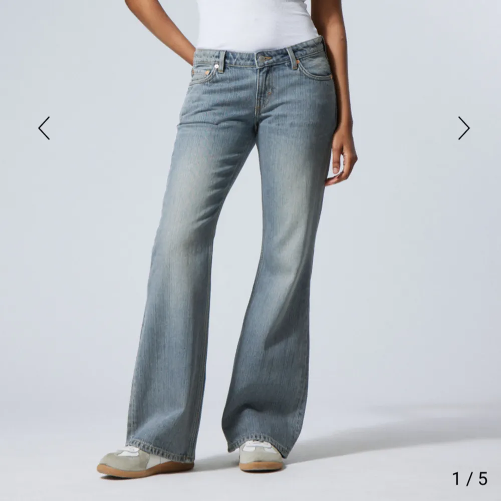 Säljer mina jeans från weekday, knappast använde och bra längd på mig som är 174😊💕storlek W 29 L 34. Farkut & Housut.