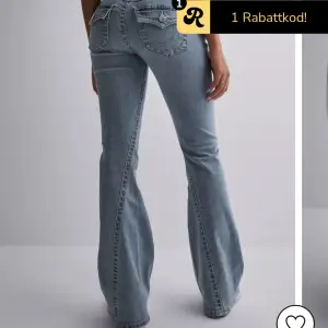 Säljer ett par jeans som är använda 3:4 gången som nya då jag itne gillar dom helt, köpte dom får ungefär 1 månad sen Dom har en längd som passar alla  och är ganska stretchiga i midjan 