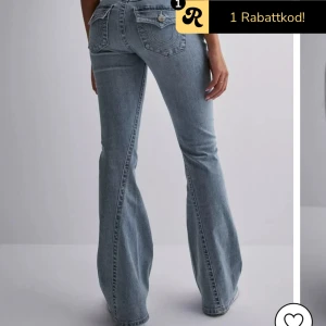 Säljer mina true religion jeans  - Säljer ett par jeans som är använda 3:4 gången som nya då jag itne gillar dom helt, köpte dom får ungefär 1 månad sen Dom har en längd som passar alla  och är ganska stretchiga i midjan 