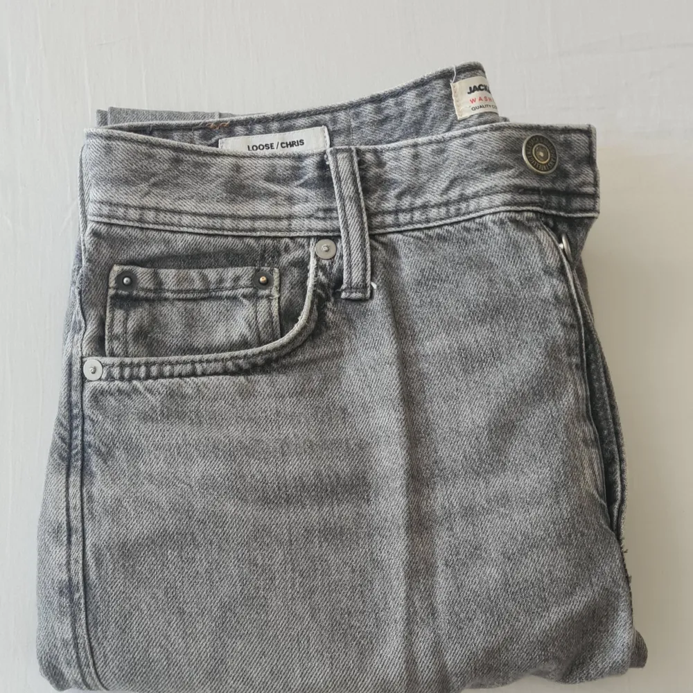 Jack and Jones loose jeans Ljusgrå.  I mycket bra skick.  Ny pris från deras hemsida är 599 sek. Jeans & Byxor.