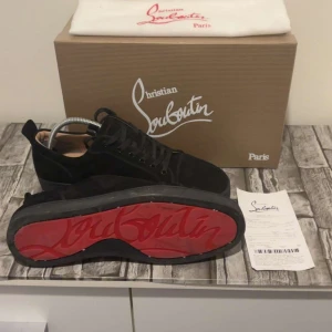 Christian Louboutin  - Säljer mina loobs som jag har fått i present, säljer dessa för att de inte passade mig. Passar både 43 och 44. Kan ta 1500 vid snabb affär 