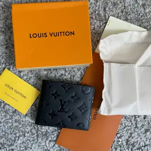 Köpt: Louis Vuitton Skick: 9/10, använt i några månader Skador: inga Passform: unisex 😊😊😊