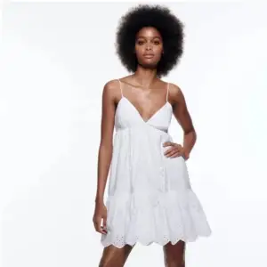 Säljer denna gulliga vita klänning från ZARA med justerbara band där bak💕perfekt till sommaren☀️