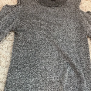 Glittrig klänning  - Köpt från primark, är i storlek 158 cm , primark lappen sitter lite löst men det gör inget (går att fixas) använt väldigt sparsamt, passar bra till allt 😊säljer för 85kr+ frakt . Skriv ifall ni vill ha fler bilder!!!⚠️