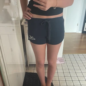 Hollister shorts  - Snygga basic shorts från hollister i väldigt bra skick och perfekta nu till sommaren. 
