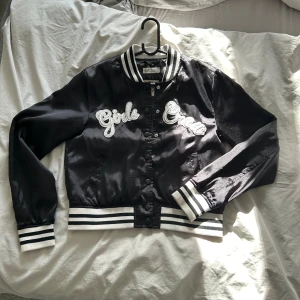 Baseball jacka - 158cl svart tjejjacka. I använd men bra skick