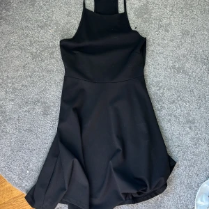 Svart klänning - Måste ha råkat klippa av lappen men så fin nästan oanvänd klänning