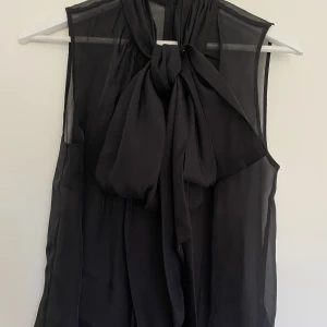 Rosett topp H&M - Super snygg rosett topp från H&M, köptes i höstas men kommer inte till användning så säljer den vidare, använd 1 gång så som ny!