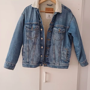 Jeans jacka - En jättesnyggt jacka.  Använt men ser ut son ny.  Den har inga fläckar, hål och skador.  Är perfekt . Inköpt från Turkiyet.
