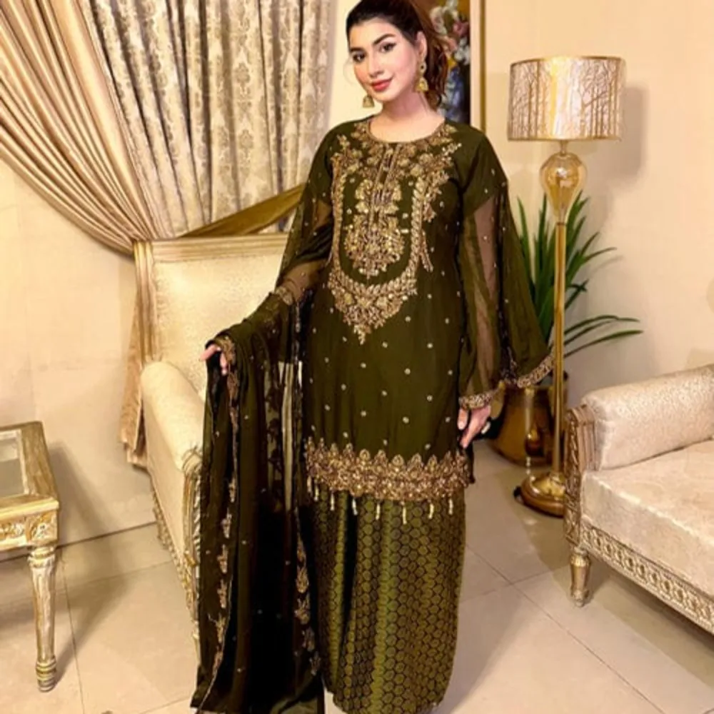 Pieces: 3 Piece -Top + Bottom + Dupatta.kai green  a timeless ensemble that captivates with its exquisite hand embroidery adorning the neckline and the bottom of the shirt. The billowy sleeves add an enchanting allure to this ensembl. Klänningar.