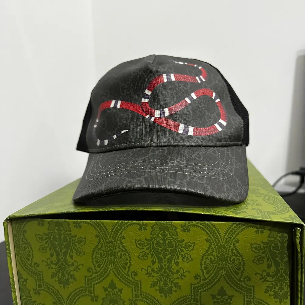 Gucci snake cap som aldrig har använts eftersom den inte passade. Priset kan fiskuteras vid snabb affär.. Accessoarer.