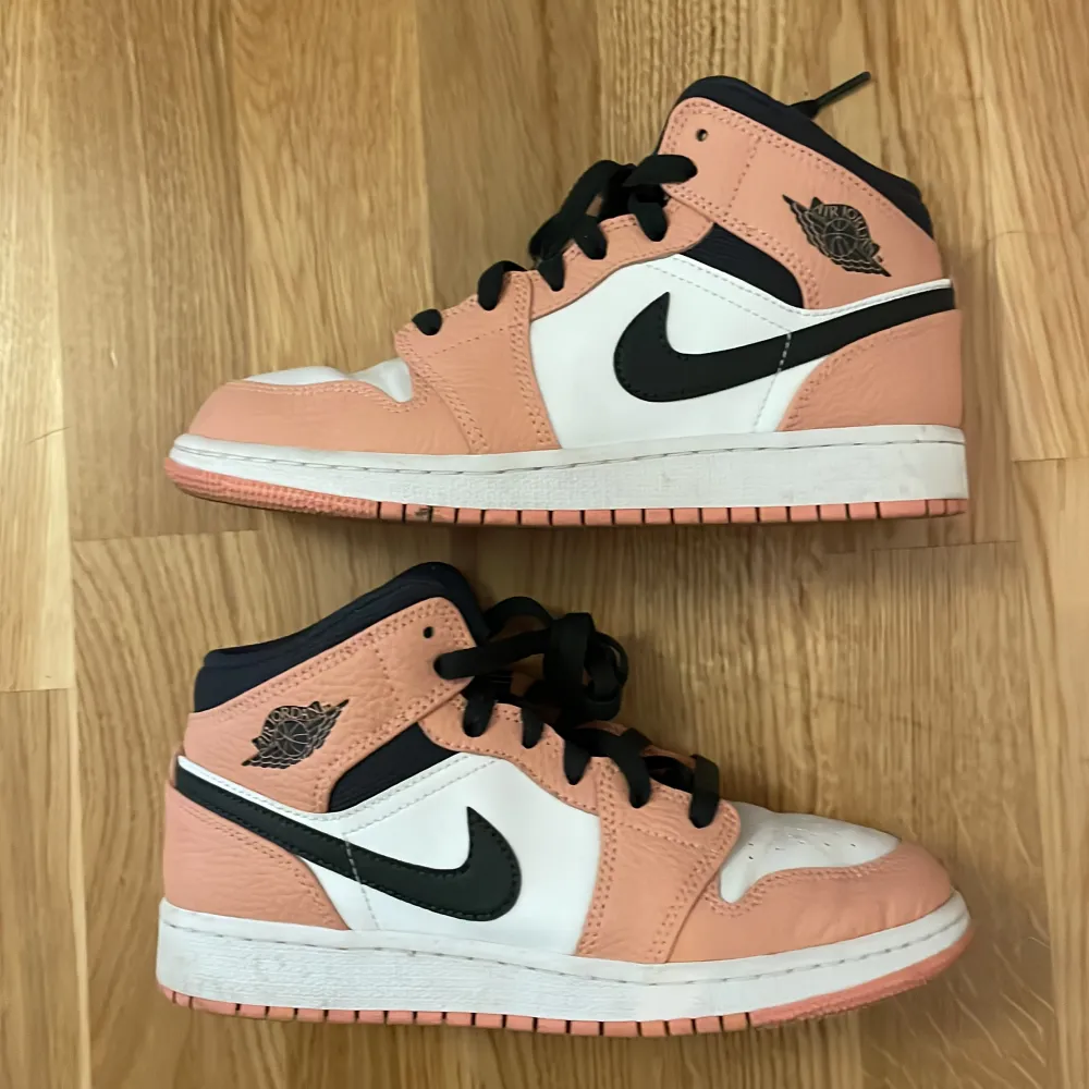 Använd få gånger  Storlek: 36,5  Jordan 1 Mid Pink Quartz. Skor.