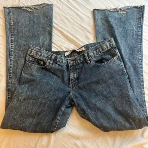 Lågmidjade vintage jeans, köpta secondhand. De är i bra skick förutom att de är slitna nertill (som syns i bilden) de i blå-gråa i färgen. Säljer då de inte används💗