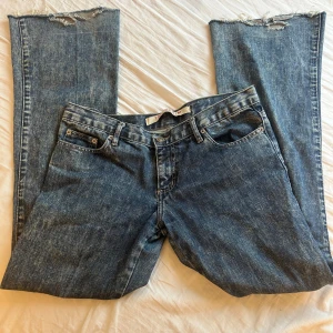 Lågmidjande jeans - Lågmidjade vintage jeans, köpta secondhand. De är i bra skick förutom att de är slitna nertill (som syns i bilden) de i blå-gråa i färgen. Säljer då de inte används💗