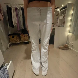 Brandy melville mjukisbyxor - Superfina mjukisbyxor från brandy melville, de skulle passa strl s/m och de är i nästan nyskick (de har använts 2ggr).🥰😙 Nypris är ca 300kr. Kan mötas vid östermalm/t centralen, bor i lidingö🥰🥰