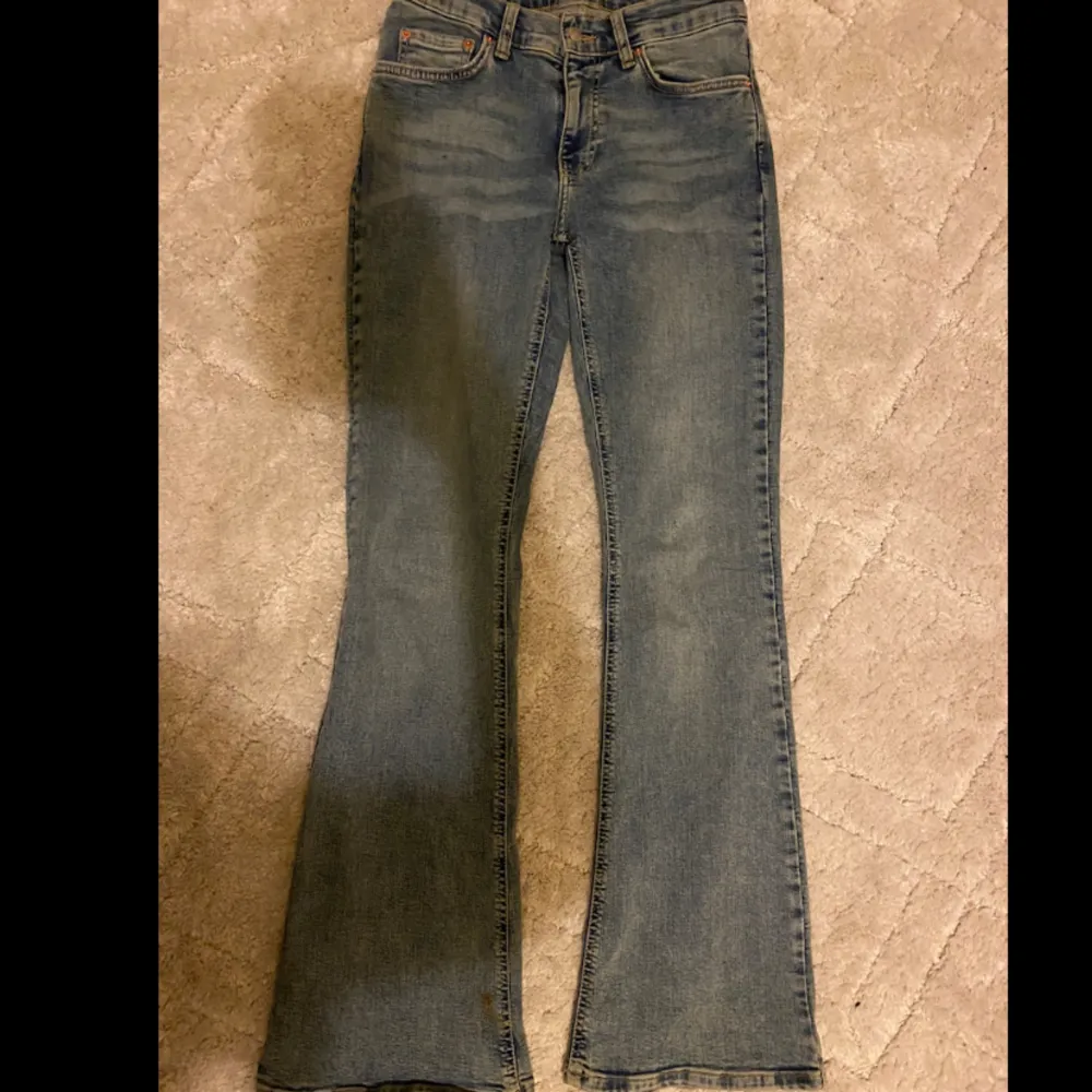 Jätte snygga blåa jeans från Gina tricot i strl 34. Kommer aldrig till användning men har tidigare använts 3-4 gånger. I väldigt bra skick, köpta nyligen. Köpta för 499kr!. Jeans & Byxor.