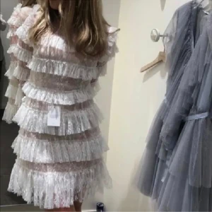 Studentklänning  - Så snygg volangklänning med spets från bymalina 