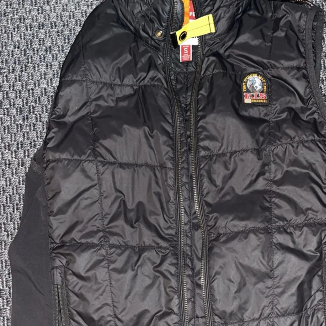 Säljer äkta parajumer väst storlek S